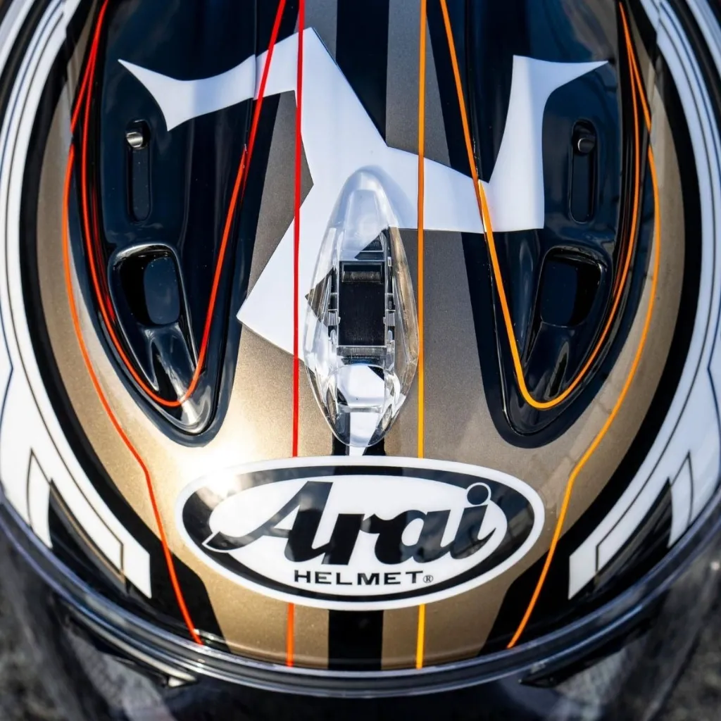 arai-rx-7v-evo-iom-tt-2026-kapali-kask-321cf3.webp