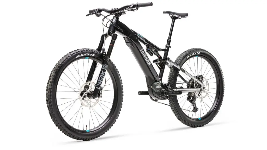 2022-Yamaha-YDX-MORO-EU-Raven_Silver-Studio-003-03.webp