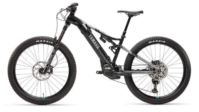 2022-Yamaha-YDX-MORO-EU-Raven_Silver-Studio-004-03.webp