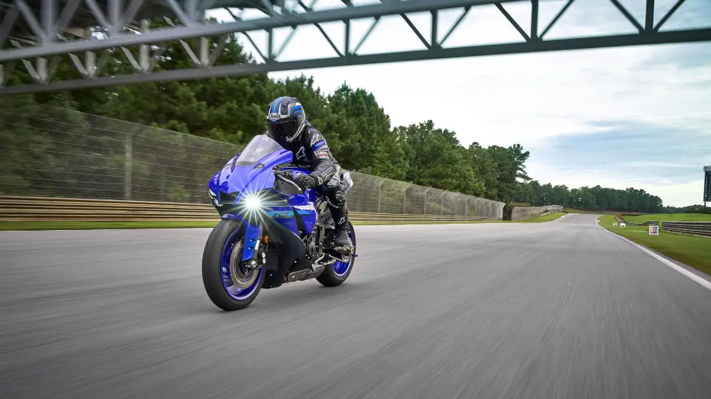 2024-Yamaha-YZF1000R1-EU-Icon_Blue-Action-001-03.webp