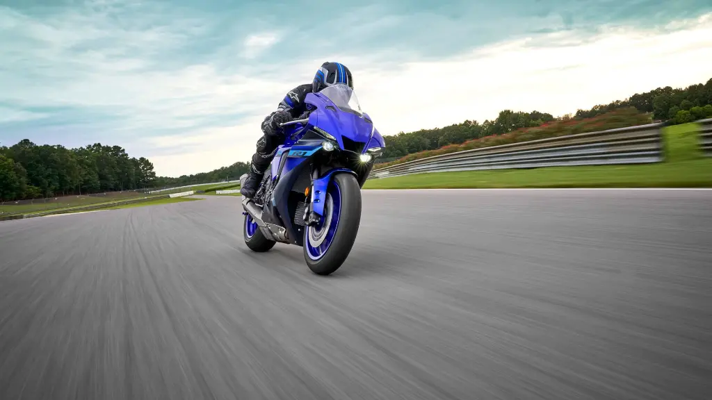 2024-Yamaha-YZF1000R1-EU-Icon_Blue-Action-002-03.webp