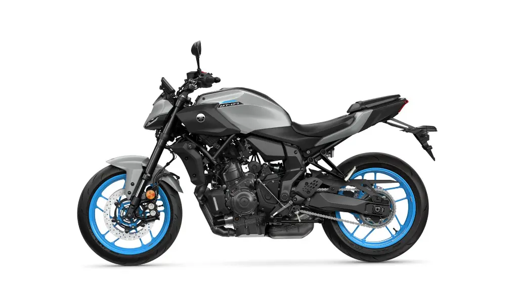 2025-Yamaha-MT07A-EU-Ice_Storm-Studio-004-03.webp