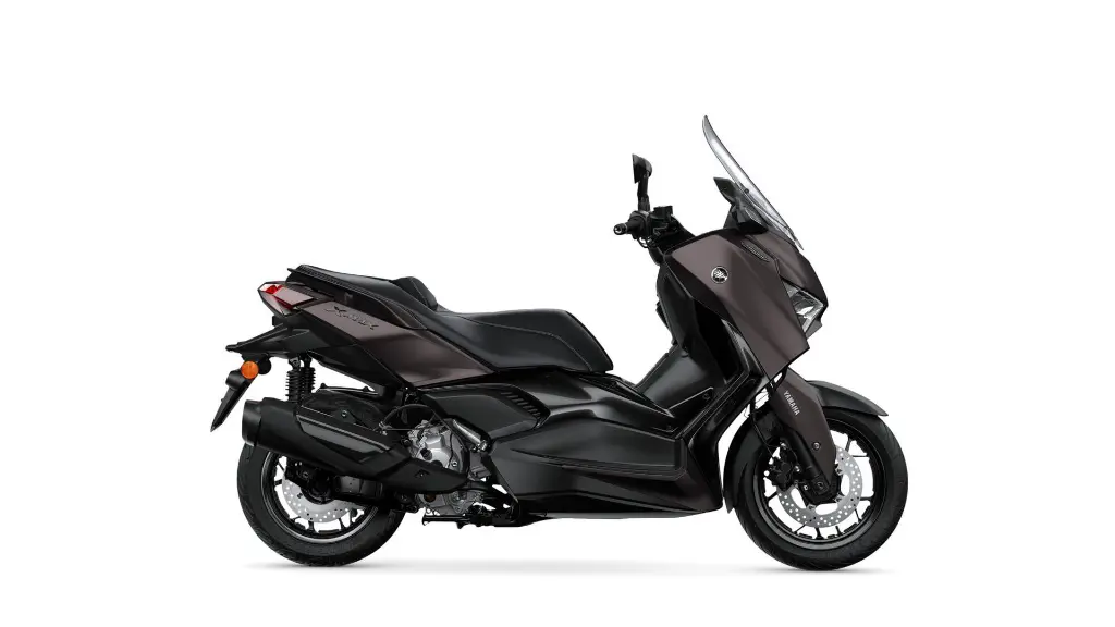 2025-Yamaha-XMAX300ASVH-EU-Dark_Magma-Studio-002-03.webp