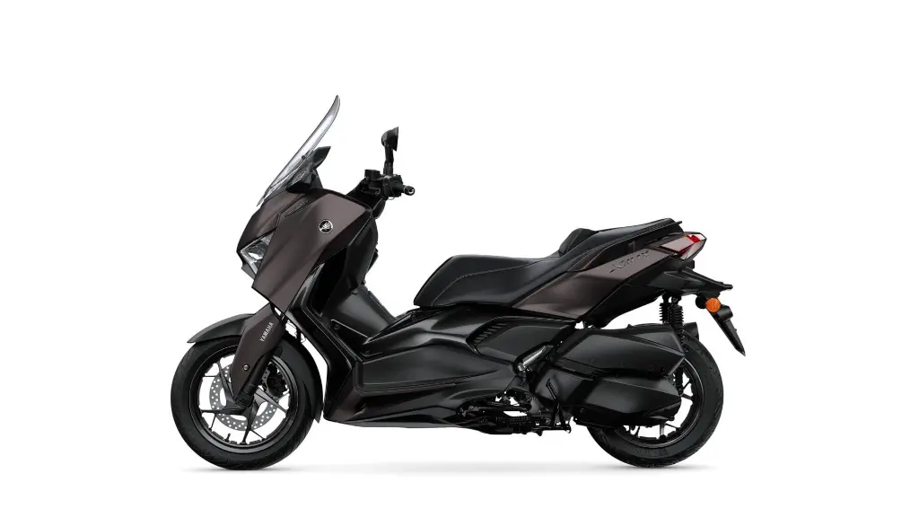 2025-Yamaha-XMAX300ASVH-EU-Dark_Magma-Studio-006-03.webp