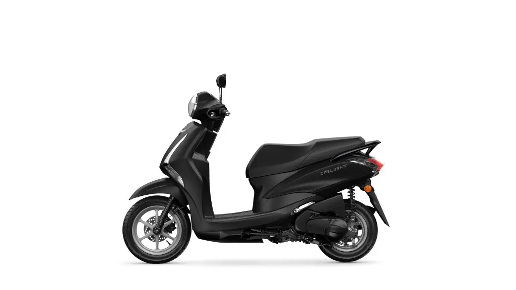 2024-Yamaha-LTS125-EU-Power_Black-Studio-006-03.webp